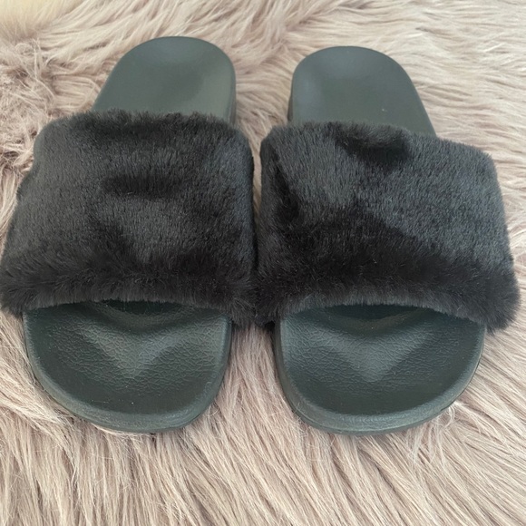 fluffy slippers black